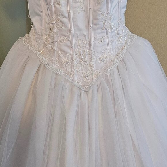 Beautiful White Ball Gown-Style Wedding or Formal Dress - Picture 11 of 14